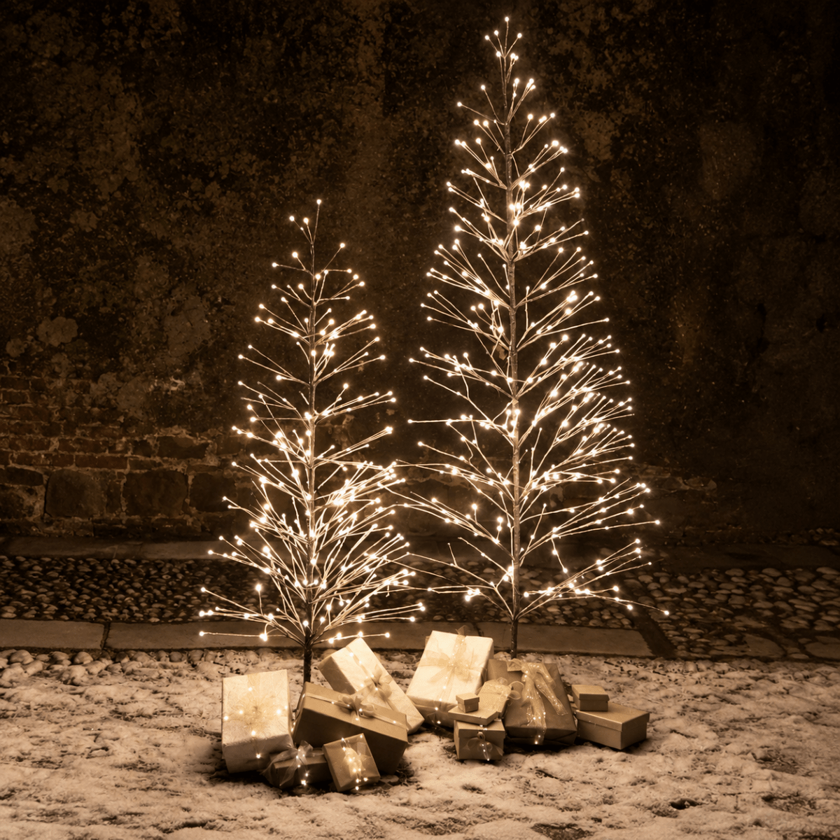 LED Starlight Christmas Tree by Fiorira un Giardino, 180cm indoor/outdoor with glowing twig branches and snowy gift decorations.