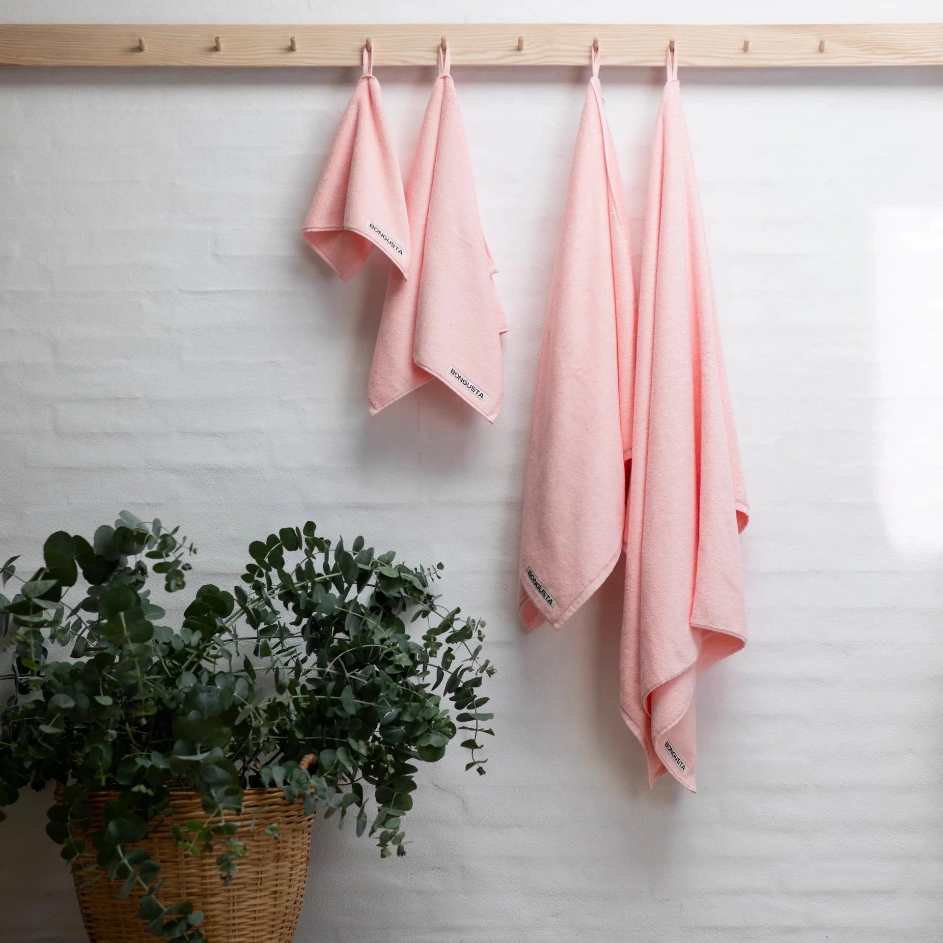 Bongusta Naram bath towel measuring 70 x 140 cm, soft and absorbent bathroom towel with striped design in neutral tones.