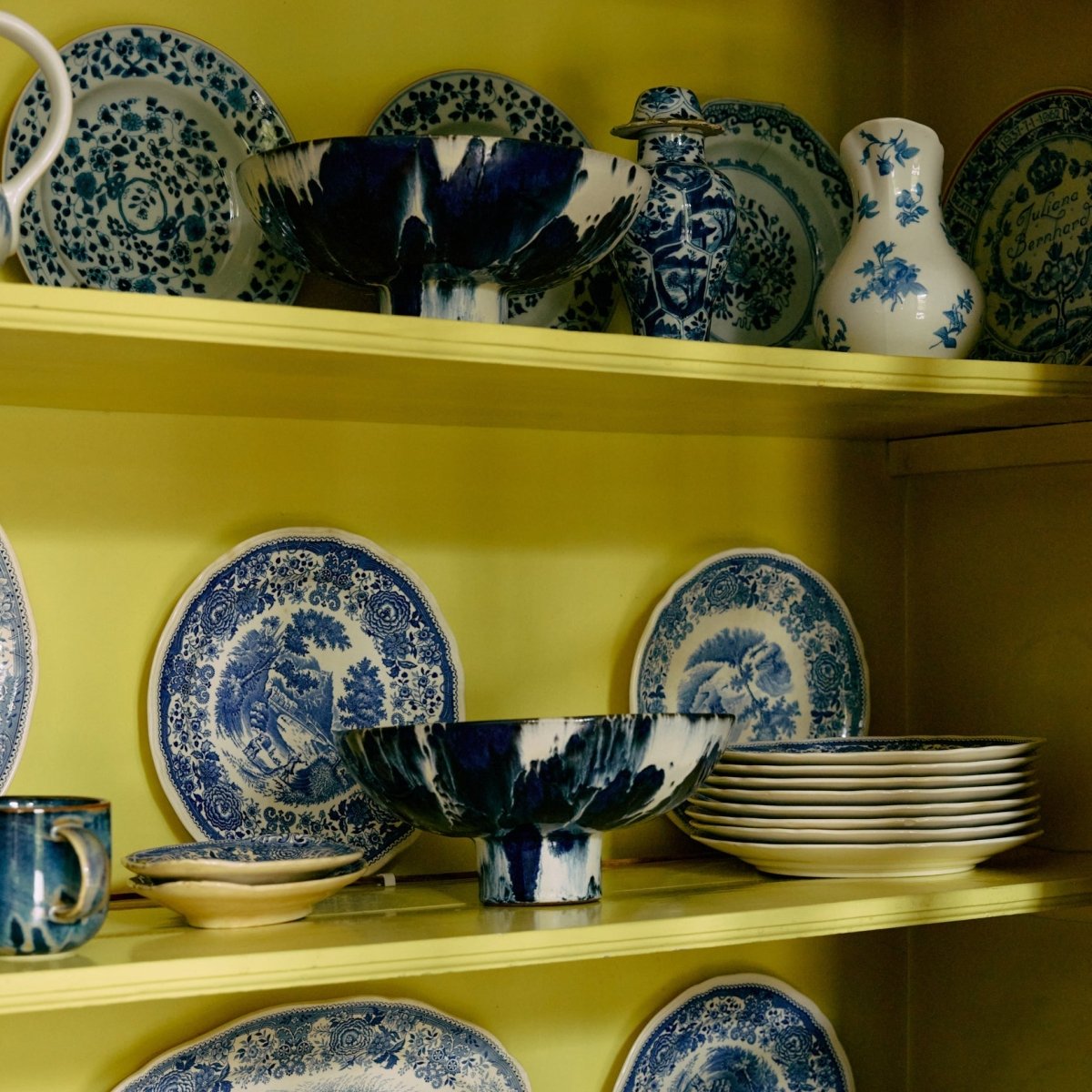 Keramikschale auf Sockel: Indigo