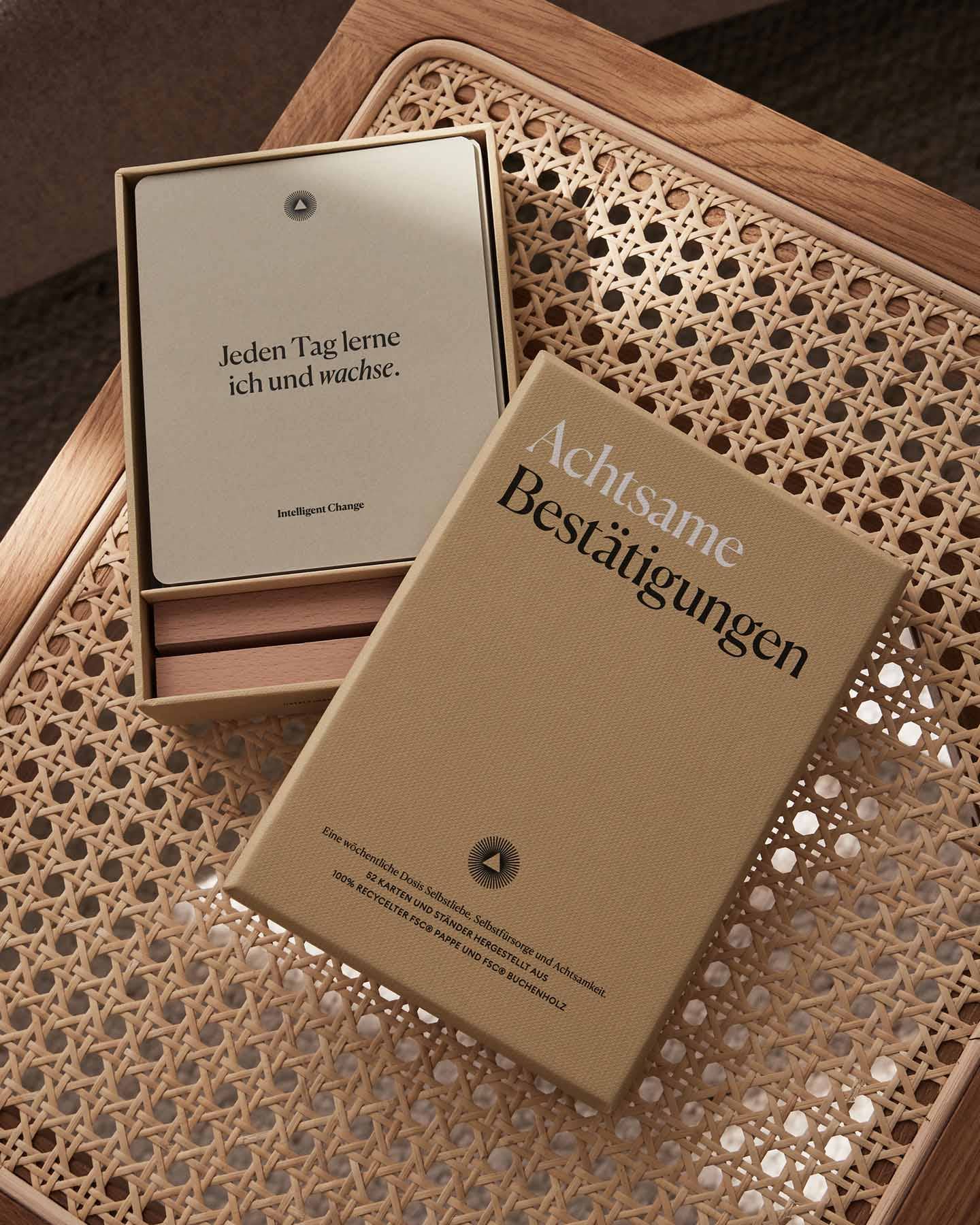 German edition Mindful Affirmations display cards by Intelligent Change, featuring positive affirmation cards for mindfulness practice.