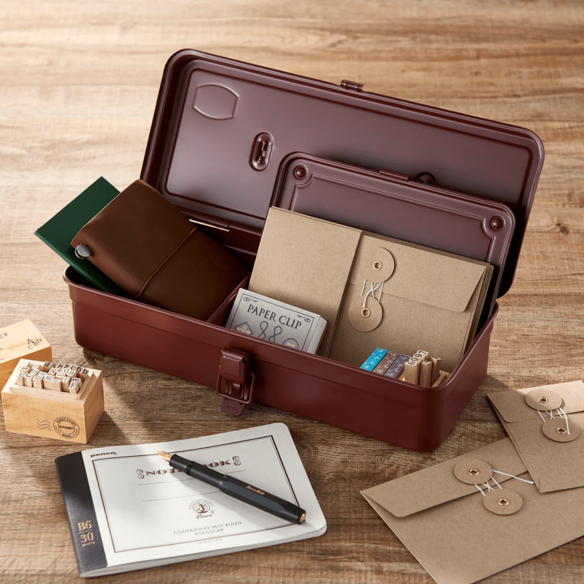 Robinson Toolbox T-320 in Bordeaux color, featuring durable tools organized inside a sturdy toolbox.