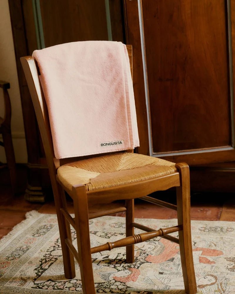 Soft blush-colored Naram bathroom towel by Bongusta, showing plush fabric and neatly folded for bathroom decor.