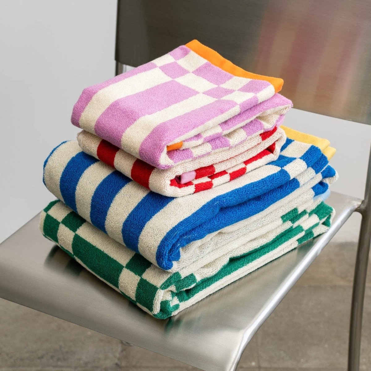 Clubhouse Stripe Handtuch: Rot / Badetuch