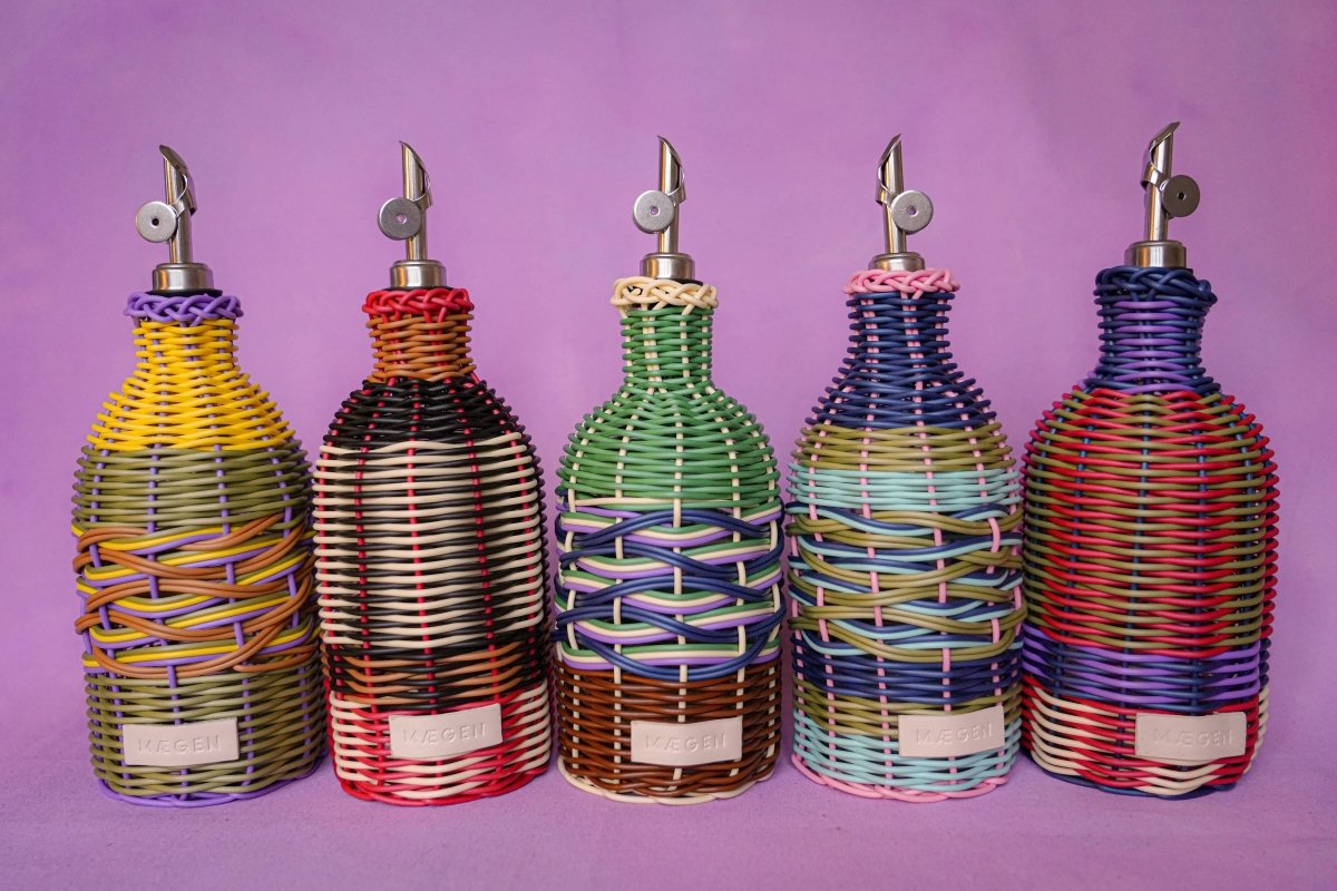 Maegen Oil Pourer - Red & Olive a