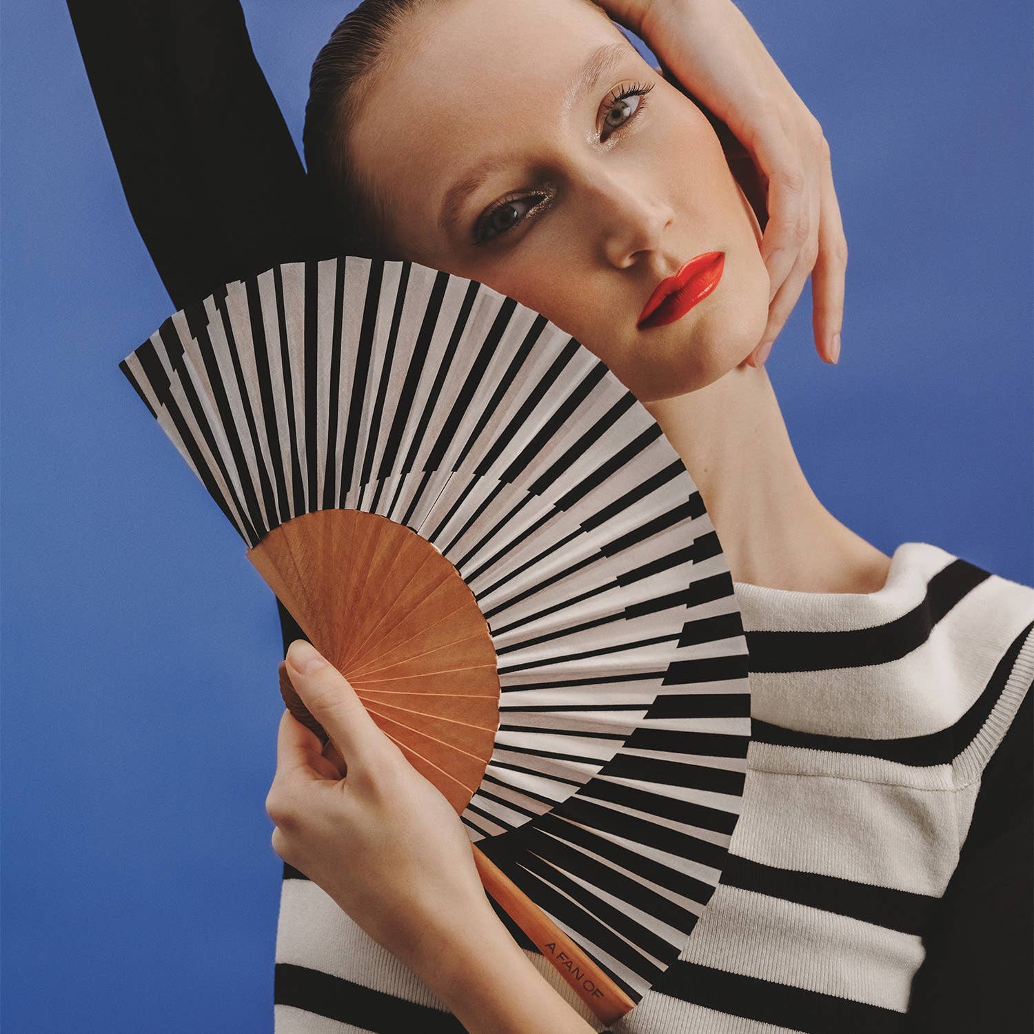 Black and white 19 cm Minimal Melody fan by A FAN OF, showing a modern, minimalistic design with sleek blades.