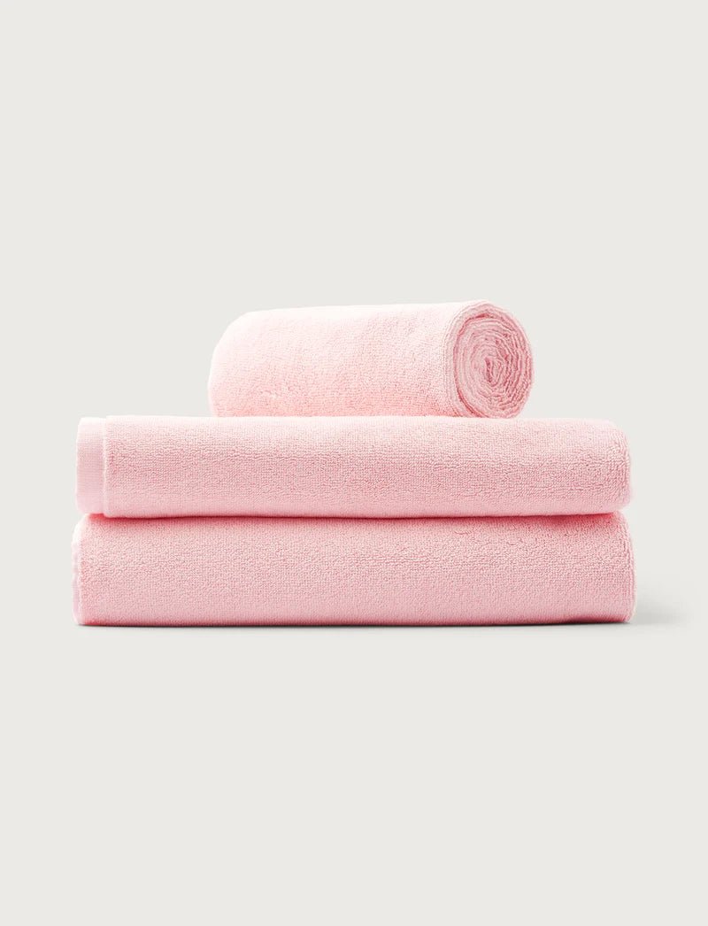 Soft blush Naram bathroom towel by Bongusta, showcasing plush fabric and elegant texture for a cozy bathroom accessory.