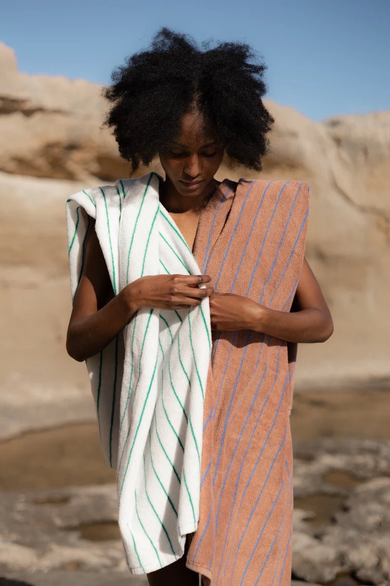 Bongusta Naram bathroom towel in pure white and grass green, featuring a soft, plush texture and stylish desert-inspired design.