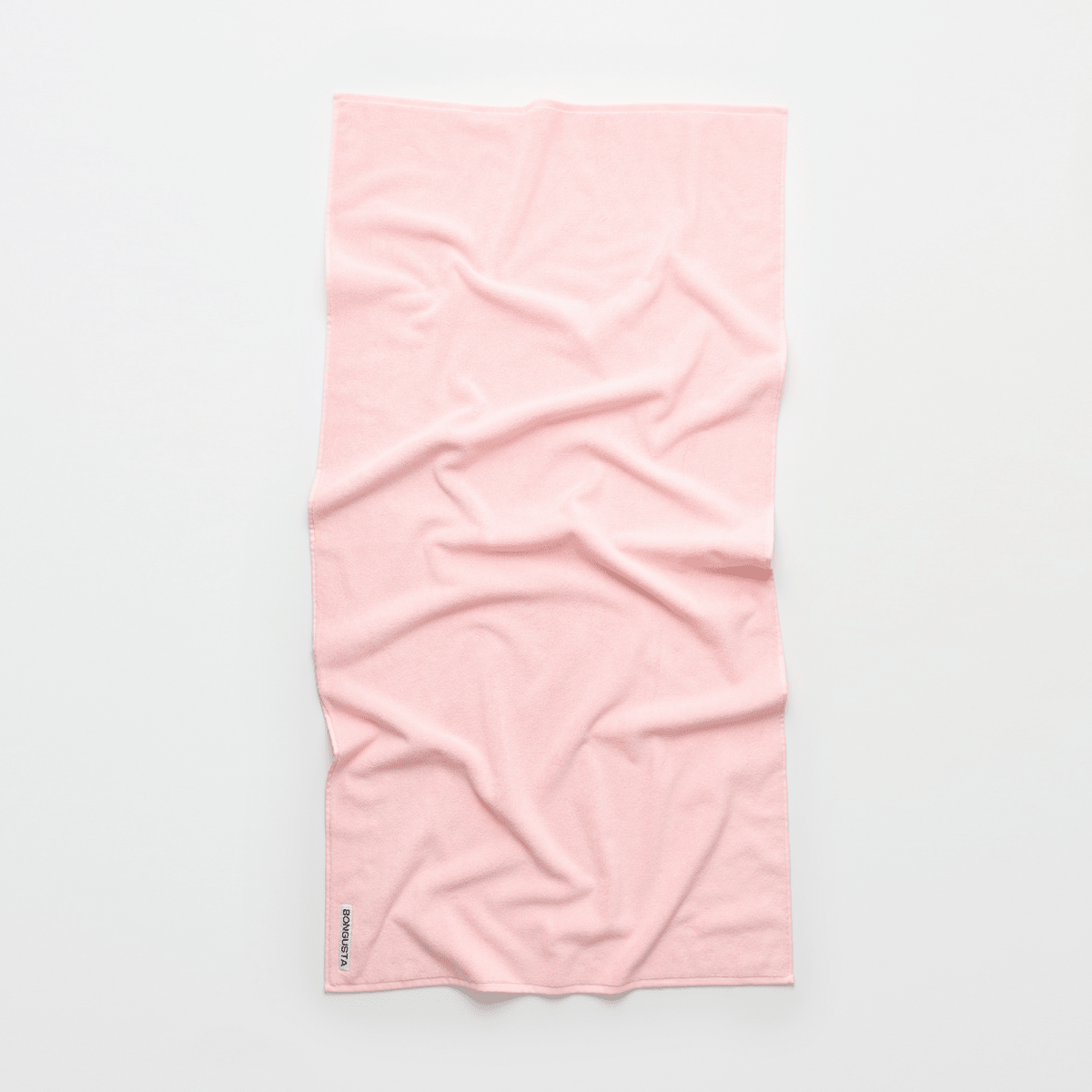 Soft blush-colored Bongusta Naram bathroom towel displayed on a hook, showcasing its plush texture and high-quality fabric.