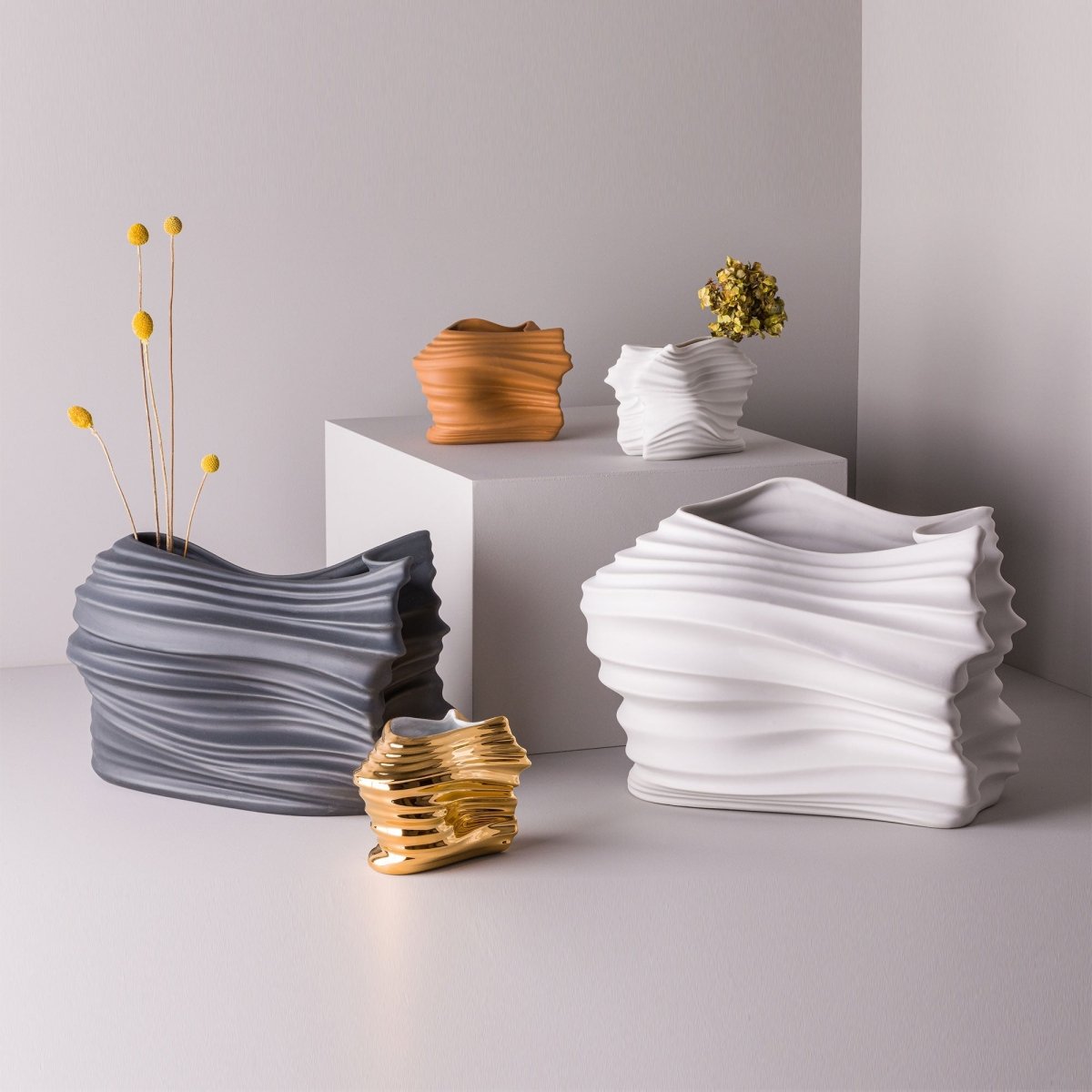 Voo P Porcelain Vase (h24 cm) - Holaria