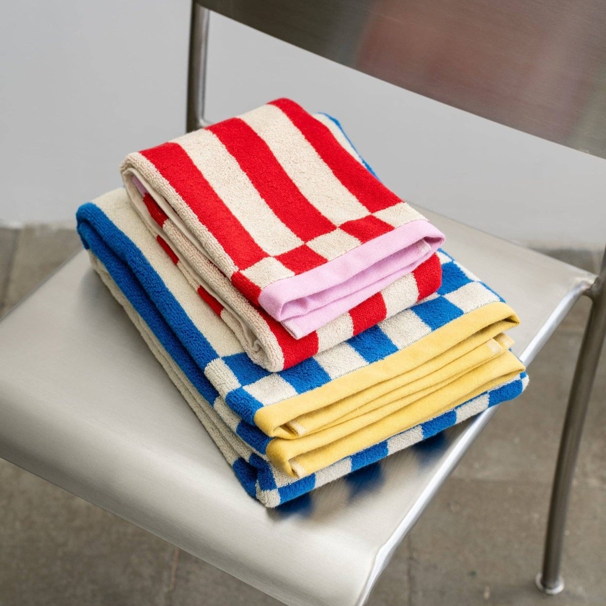 Clubhouse Stripe Handtuch: Rot / Badetuch