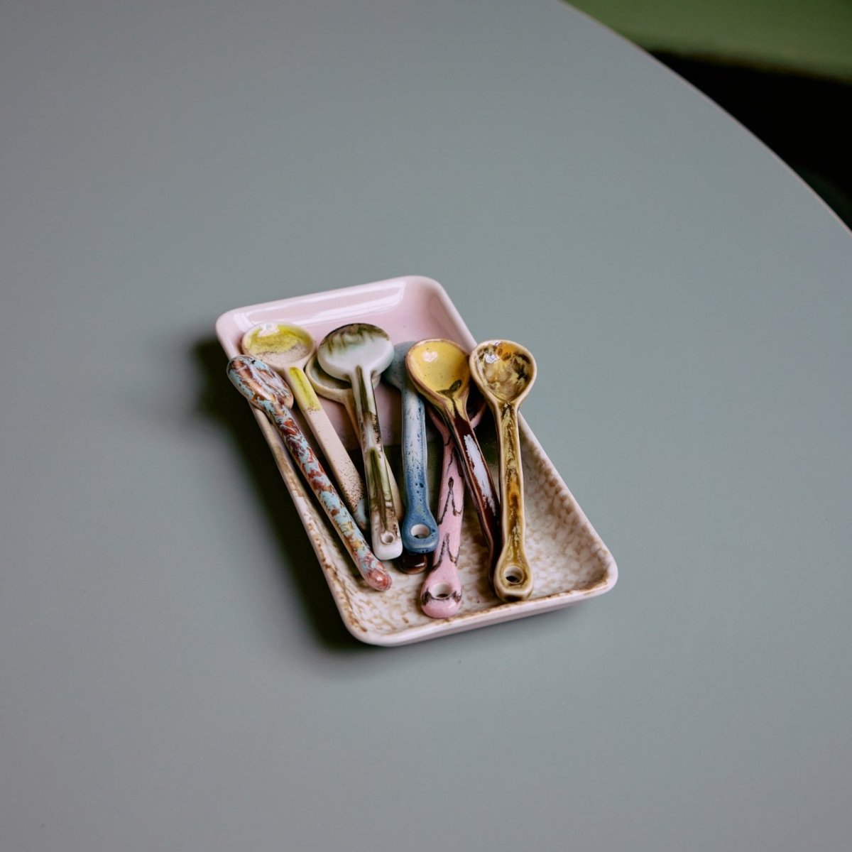 Set of four 70s style ceramic spoons by HKliving, vintage-inspired serveware with a sketch design.
