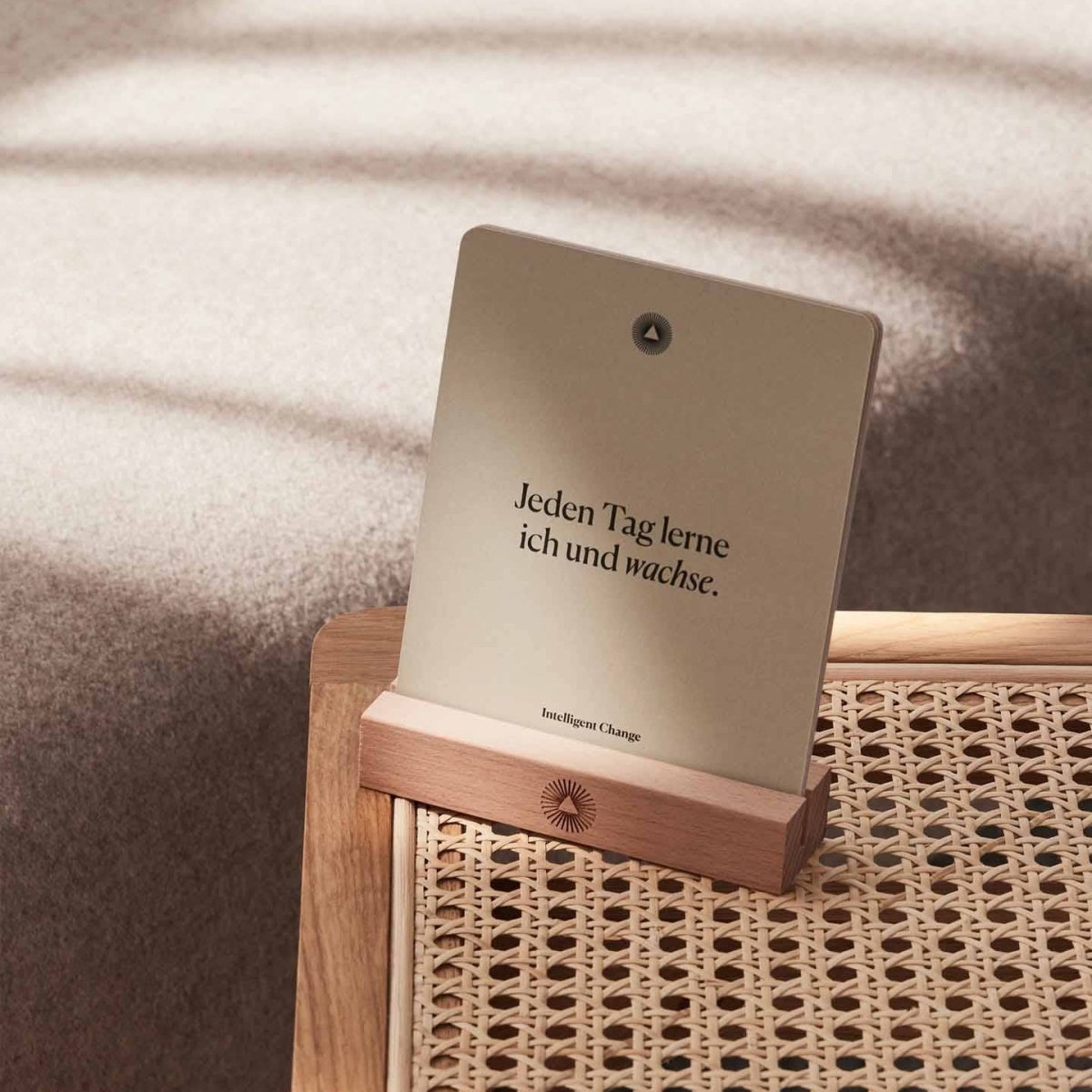 Set of Intelligent Change Mindful Affirmations German Edition display cards with positive messages, suitable as a thoughtful gift.