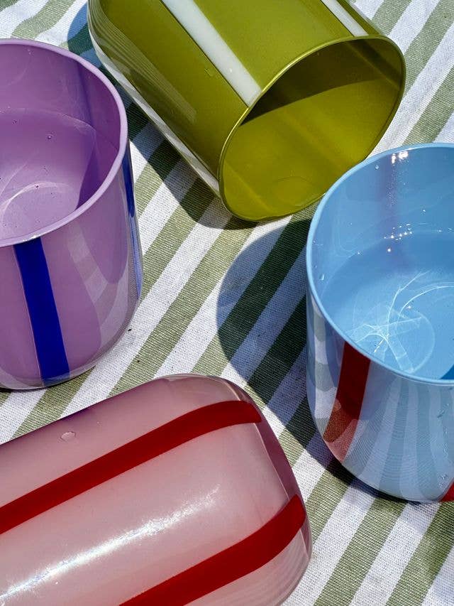 MÆGEN Atina glassware set with lilac and navy-colored glasses, featuring elegant design and smooth glass finish.