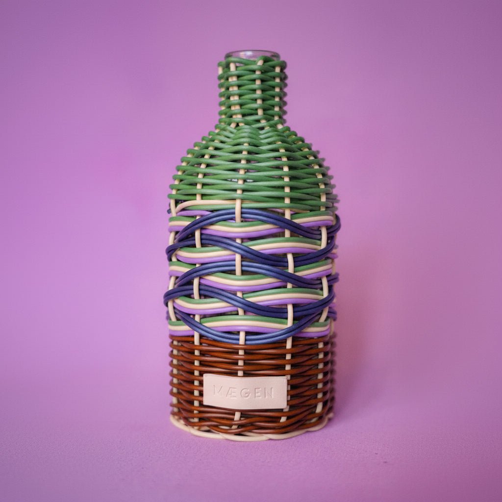 Maegen oil pourer in brown and green with a sleek design, ideal for pouring and storing cooking oils.