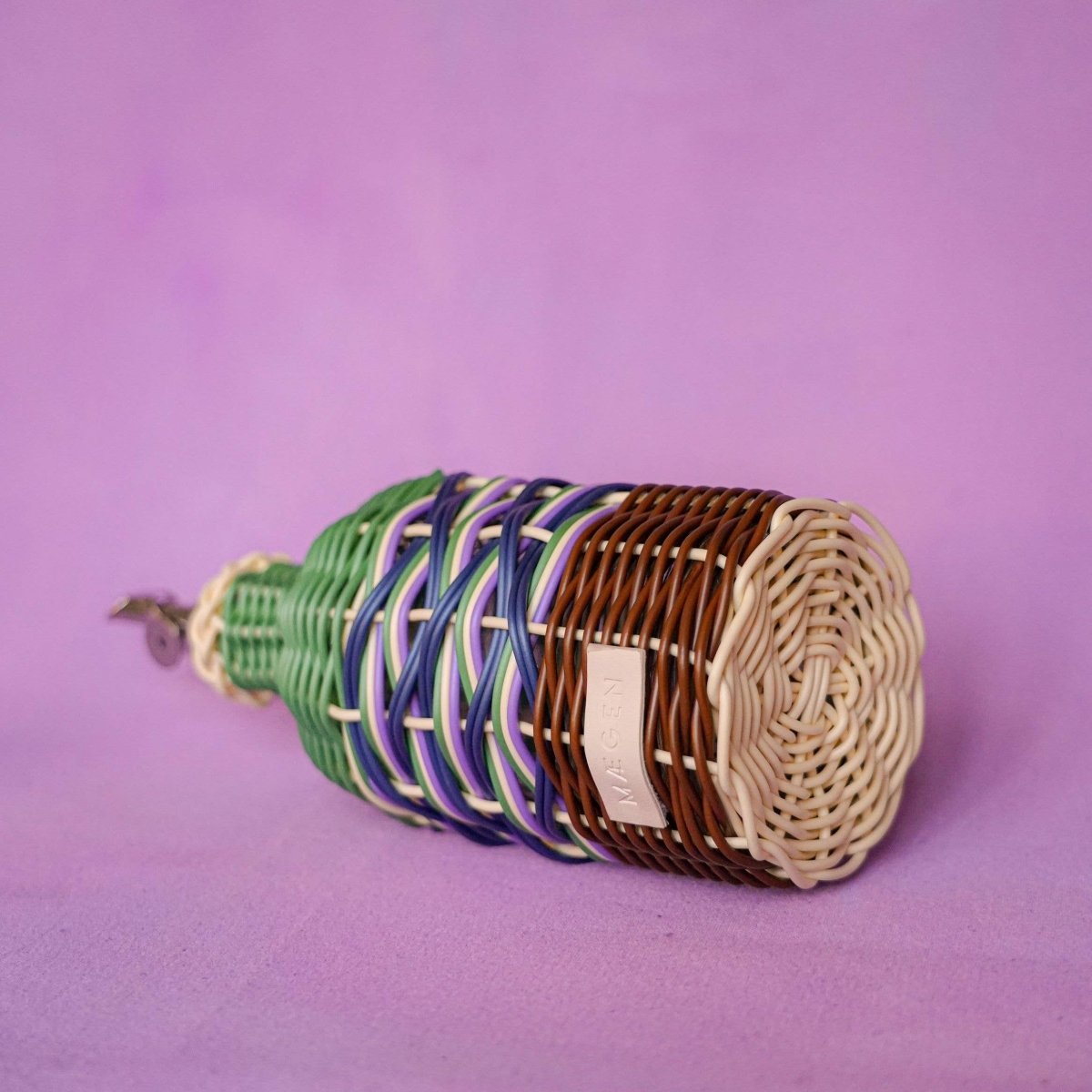 Maegen oil pourer in brown and green with a sleek design, perfect for dispensing cooking oils in the kitchen.