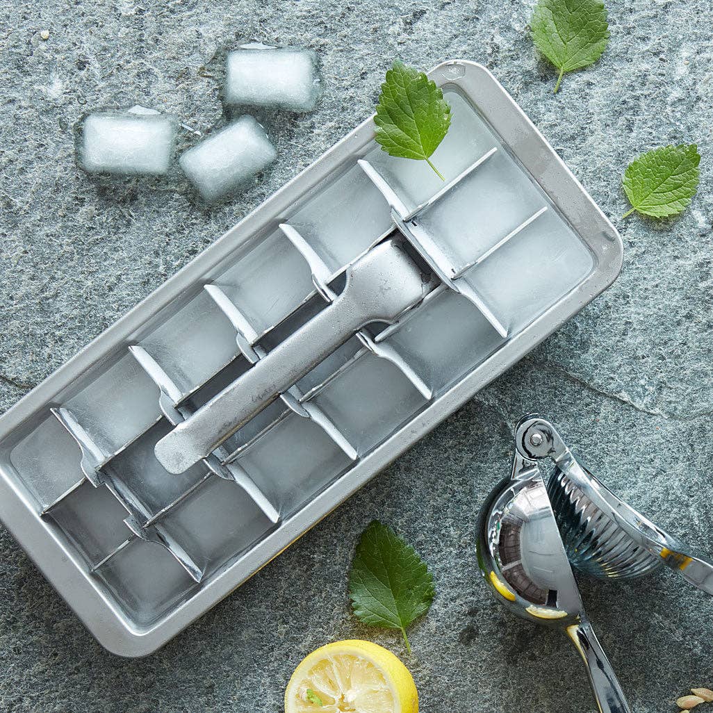 Pulito lift-out ice cube tray with flexible silicone lid, designed for easy ice removal and secure storage.