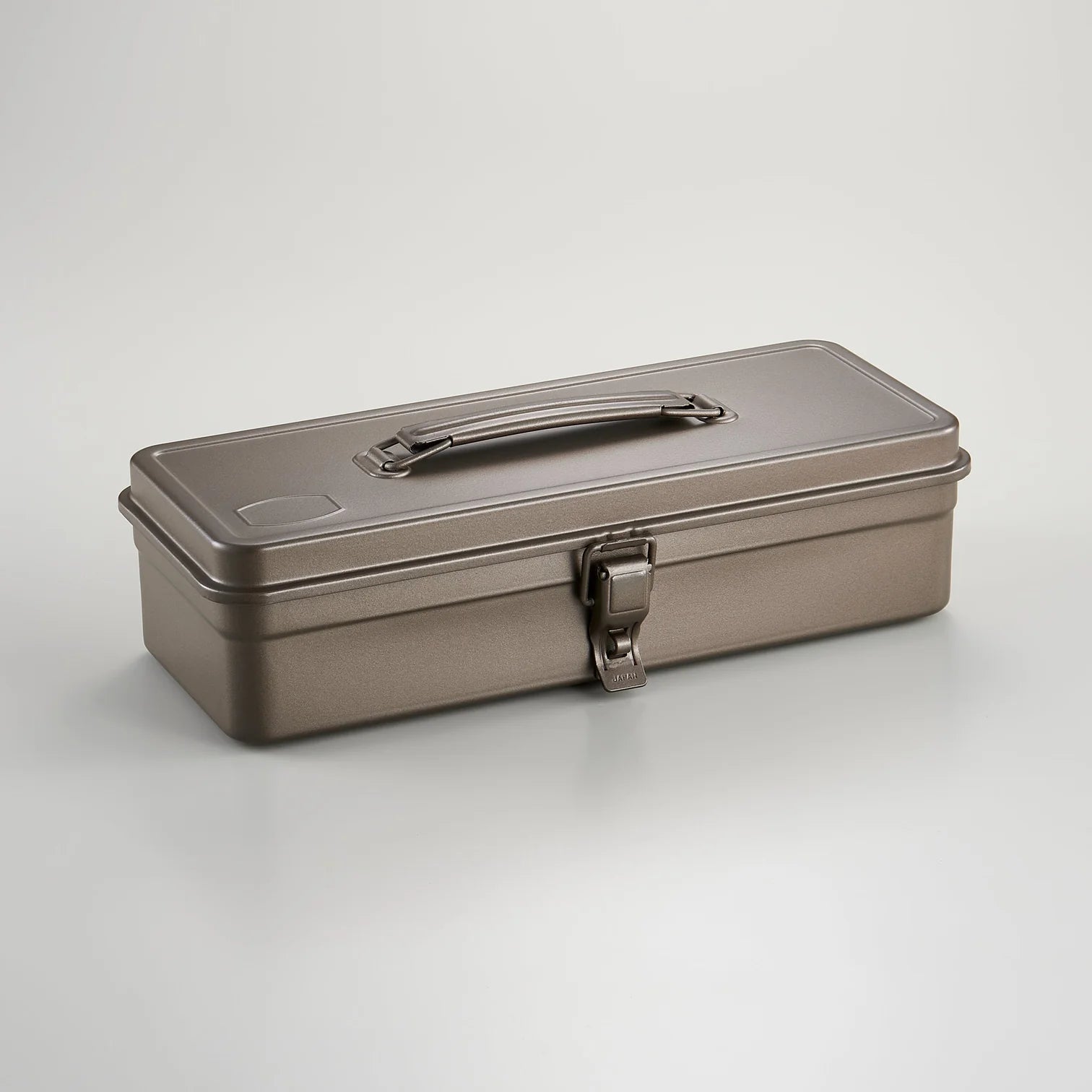 Robinson Toolbox T-320 Titanium with multiple compartments and sturdy handle, designed for organized tool storage.