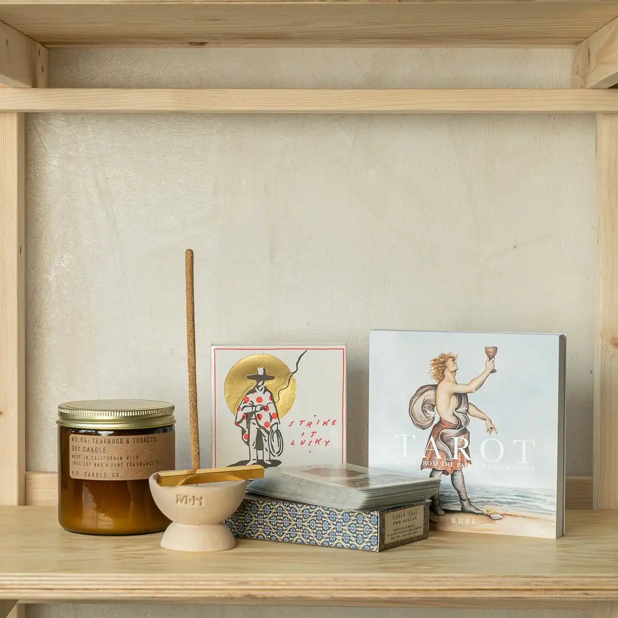 P.F. Candle Teakwood & Tobacco Large